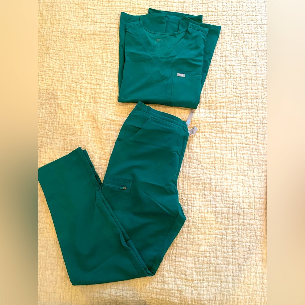 Yola skinny scrub pants and Catarina scrub top green